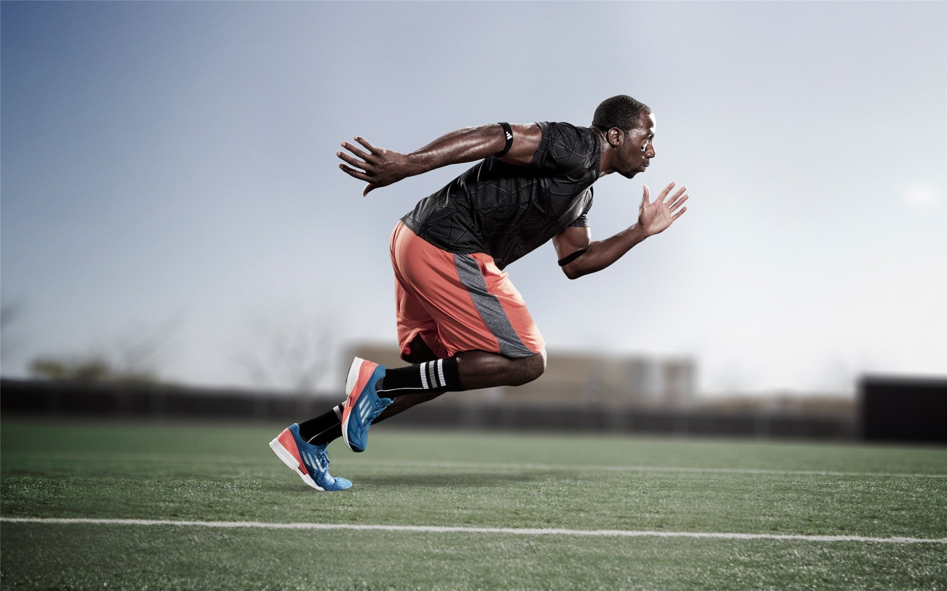 凯莉·麦基翁展现强大耐力与爆发力，凯莉·麦吉利斯现照